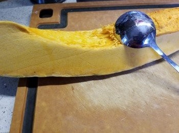 step1: 將1/4個南瓜用匙羹刮去核洗淨