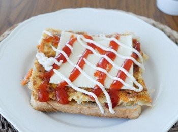 step5: 放上一片火腿和芝士片，再加上茄汁和沙律醬，蓋上一片多士即成！