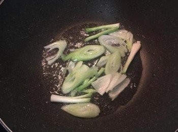 step2: 鍋子燒熱，放入沙拉油，將大蔥與蔥白炒香，炒香後先將蔥白和大蔥起鍋備用。