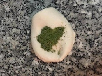 step9: 取其中一糰加入抹茶粉揉勻。