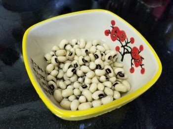 step2: 眉豆，將烏頭，眉豆白鑊用中細火炒至豆殼爆開