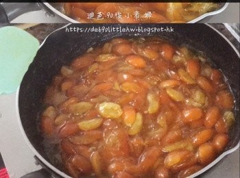 step6: 開小火煮至冰糖完全溶掉，煮成水狀。