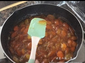 step7: 柑桔煮至透明和深褐色，杰身便可熄火。