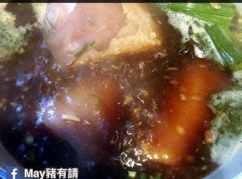 step5: 放入豬手，煮沸後加蓋轉小火燜約三小時。在最後半小時試味，如不夠鹹可酌量加鹽調味。