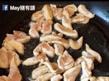 step4: 用鑊內剩下的油爆炒雞柳至轉色，盛起。