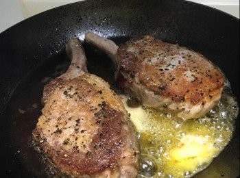 step5: 3. 燒紅平底鑊，中大火，下橄欖油及牛油，中火，將乾蔥蓉及蒜蓉炒至金黃，灑上白酒大火至酒精揮發，加雞湯中火煮沸，放入淡忌廉、法式芥末醬及芥末籽醬拌勻，放入豬扒小火煮約1-2分鐘，熄火，即成。