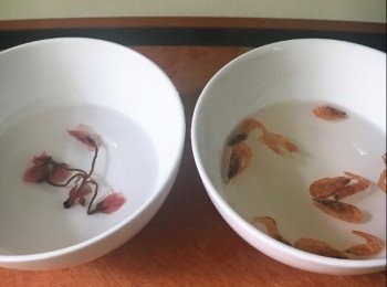 step2: 鹽漬櫻花用清水浸30分鐘，除去鹽份，用廚房紙印乾水份，備用。