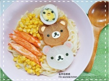 step6: 將蟹棒，粟米，烚蛋和大根片放於烏冬上