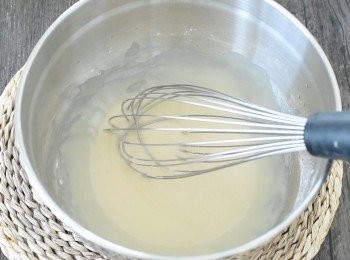 step2: 用微波爐將油加熱90秒，或將油放在煲內加熱一分鐘。然後篩入麵粉和鹽，拌勻。再下蛋黃和牛奶，拌勻至沒有粉粒。