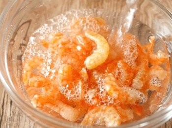 step1: 把蝦米洗乾淨，以清水浸泡30分鐘。