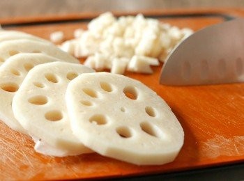 step2: 把蓮藕洗淨去，切去頭尾兩端，再切成小粒備用。