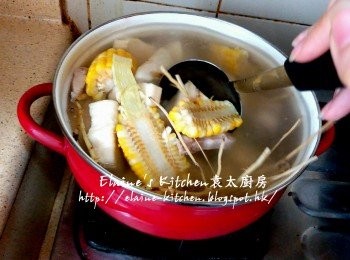 step5: 加入豬腩肉及粉葛拌勻 , 先用中火煲15分鐘