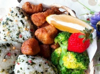 step10: 燙一些青花菜和切一角檸檬 , 草莓來做裝飾即可