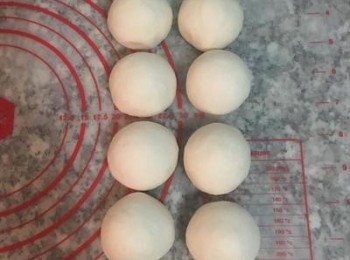 step9: 接著拿出燒餅麵糰。秤重後分為8塊，每塊約@63g左右，依序揉圓。
鬆弛後的麵糰會變的很柔軟細緻喔~~