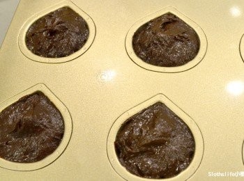 step7: 麵糊盛裝入烤盤內，不平整不要緊，進入烤箱後會受熱軟化自然平坦
烤箱預熱180度烤22～25分鐘．蛋糕針插入測試無沾黏即可出爐