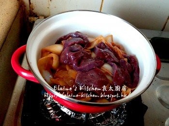 step8: 將全部材料轉放入細煲內 , 加入豬潤拌勻 , 蓋上蓋用慢火煮5分鐘至汁料半收乾