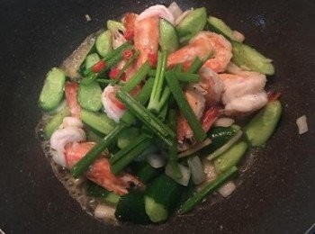 step9: 放入蔥綠和辣椒，拌炒兩下後起鍋。