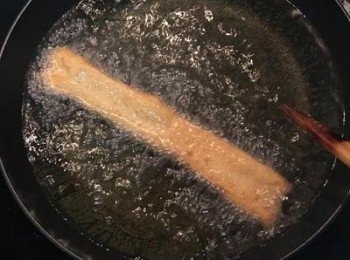 step19: 用大鍋，放入足量的油，中火燒到約170度（筷子放下後週邊會馬上起小泡泡）