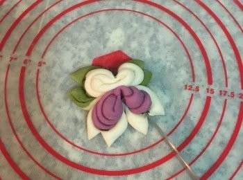 step25: 再拿刀子，把四角的最外圍那圈，從中心點切開，