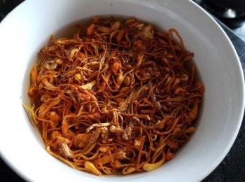 step10: 蟲草花， 沖洗一次後 , 清水浸泡至軟身 , 連水倒入煲湯