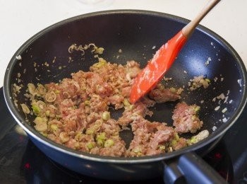 step4:  轉中火下  免治豬肉,用鑊摌炒鬆豬肉3分鐘或開始變啡色。