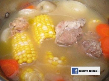 step3: 鍋中注入適量清水, 煮沸後將所有材料放入, 大火煲20分鐘, 後轉小火煲2小時即成