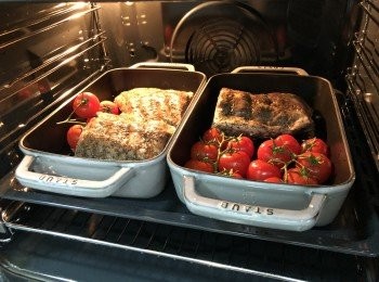 step2: 慢煮完成後，把膠袋前開倒出肉汁，留起一部份肉汁加入麥芽糖拌勻(留待放入焗爐烤的時候揸上肉面),用200度焗20分鐘，每5分鐘揸上麥芽糖肉汁糖水