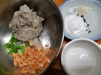 step1: 先做鯪魚肉部份:將鯪魚肉145g,18g蝦米略浸洗淨後切粒,8g蔥切粒,調味料:鹽1/4茶匙,生粉1湯匙,白胡椒粉半茶匙,凍開水1湯匙拌勻