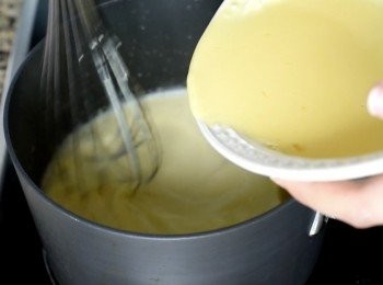 step3: 在煲內加入另外一半份量的牛奶、花水、牛油和糖，用中火煮熱(不要煮沸）然後逐少加入卡士達漿，期間要不停攪拌，用中火煮，過數分鐘便會變濃稠，離火