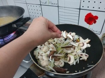 step4: 下菇片， 及少許鹽爆炒至菇片開始軟身