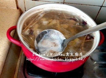 step5: 用中火煲至微滾後 , 盛起面上泡泡去掉
