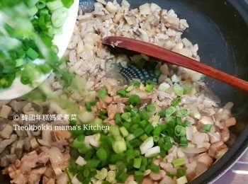 step5: 倒入蔥粒炒一會，