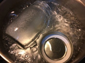 step1: 先把玻璃樽以熱滾水消毒，抹乾後放涼備用