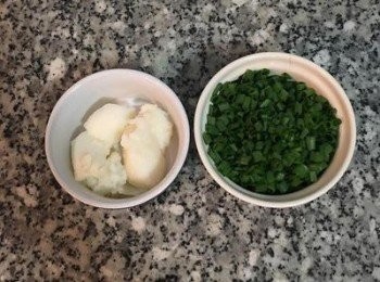 step5: 利用這5分鐘，清洗蔥並擦乾，切成蔥花備用。