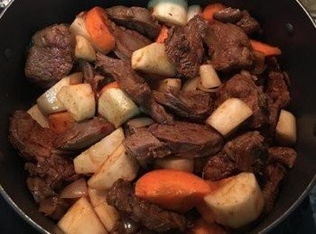 step10: 最後是放入紅、白蘿蔔一起拌炒上色；