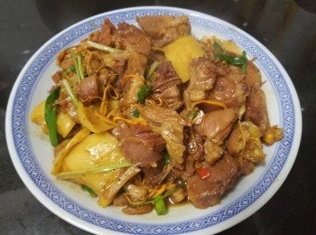 step9: 做法 :

將已煲過湯的咸豬手起肉 , 切件備用 , 螺片同樣切件備用 .

燒紅油鑊爆香蒜頭 , 乾蔥 , 薑片 , 辣椒碎放入豬手 , 蟲草花螺片輕炒 , 將浸過蟲草花水倒入 , 再加雞粉 , 糖 , 少少燒酒用中細火蓋好焗煮約 2 分鐘 , 之後加少少麻油 , 放入蔥段 , 芫茜 , 少少生粉水埋芡 , 完成 .