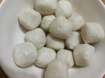 step2: 魚丸、白菜和海帶洗淨。