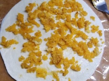 step3: 先將一塊酥皮或酥餅舖在牛油紙或酥餅包裝膠紙上,平勻舖上咸蛋黃碎及1湯匙砂糖