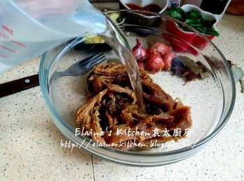 step1: 梅菜放入大碗內加水浸過面靜待1小時