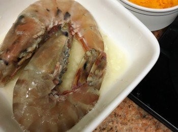 step2: 虎蝦解凍後剪去鬚和腳，放<span class="group_2">醃料</span>拌匀後放雪櫃醃約10分鐘。