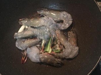 step5: 放入蝦子，灑少許鹽，