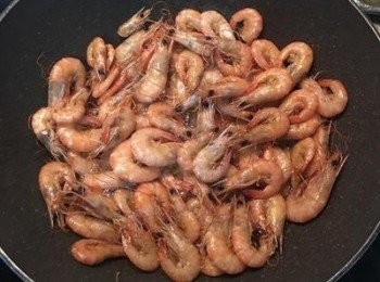 step5: 開蓋翻炒，不需一直翻動，基本上是以半煎炒的方式，炒到蝦殼香酥可整隻入口即可。