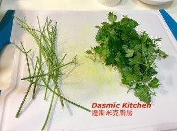 step19: 2. 枝條較粗者，可分別利用 或依料理需要切碎or切段。