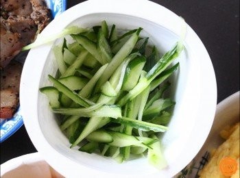 step5: 洗淨之後再刨成細絲狀，因為今天搭配的泡菜燒肉口味，所以基本上調味已足夠，所以小黃瓜的部份，就不建議再加鹽巴了哦！再則若是喜歡有點脆度口感的，則可以直接用菜刀切成較粗的條狀