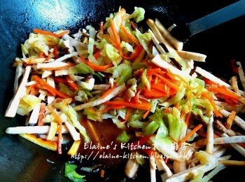 step9: 加入<span class="group_2">調味料</span> , 冬菇水及1杯水份量拌勻 , 蓋上蓋用中火煮5分鐘至汁料收乾