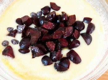 step6: 把切碎的櫻桃和巧克力粒加什拌勻