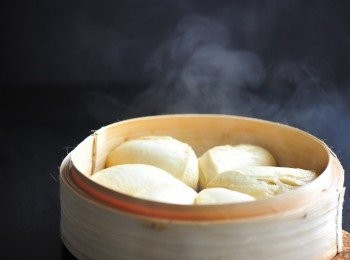 step6: 在煎鍋上煲滾水，上面放蒸籠，在內鋪上一張中間開了洞的牛油紙，放上麵皮，大火蒸約10分鐘左右，如果家中沒有蒸籠的話，放在碟上蒸熟也可