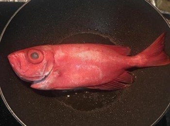 step3: 紅目鰱下鍋略煎；