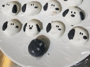 step4: 黑色麵團放在白色湯圓上 ,再夾上芝麻做眼睛