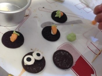 step4: 𢳂蛋糕糊入撻紙托內中層可方入餅取出來的忌廉夾心（焗出來後會有流心忌廉效果）